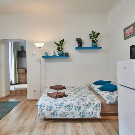 Nice Home To Stay At Prague Close To Castle With Terrace And Garden Buitenkant foto