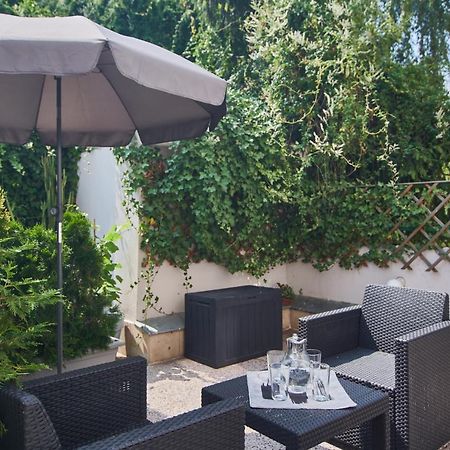 Nice Home To Stay At Prague Close To Castle With Terrace And Garden Buitenkant foto