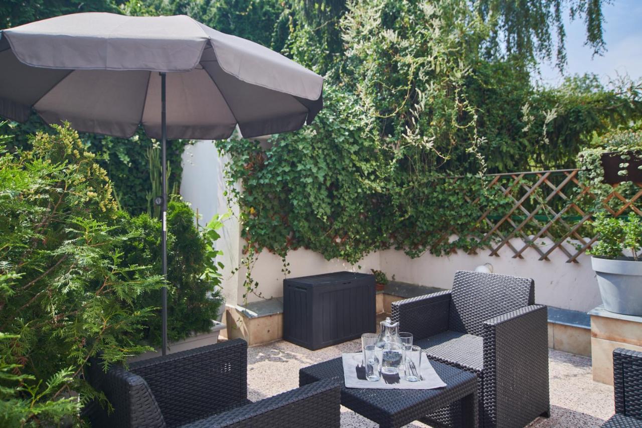 Nice Home To Stay At Prague Close To Castle With Terrace And Garden Buitenkant foto