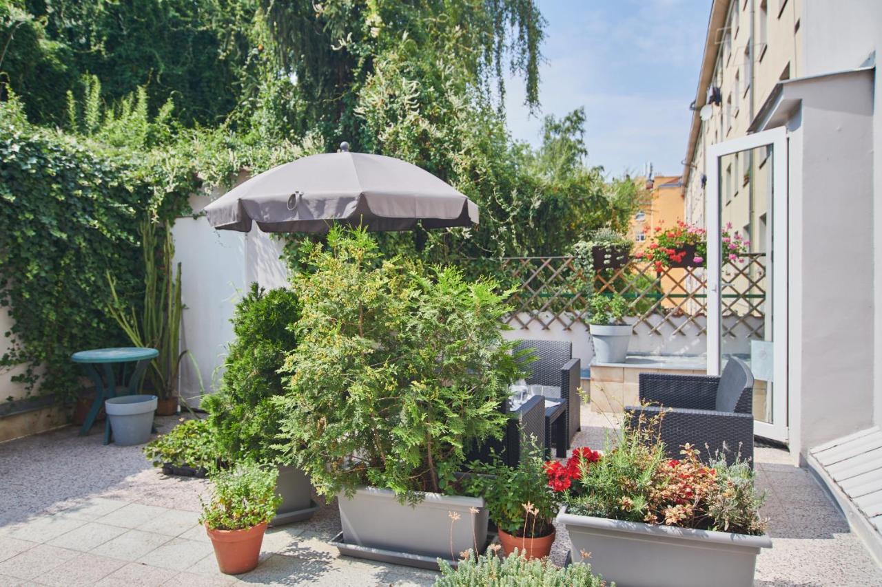 Nice Home To Stay At Prague Close To Castle With Terrace And Garden Buitenkant foto