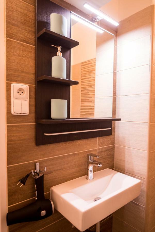 Nice Home To Stay At Prague Close To Castle With Terrace And Garden Buitenkant foto