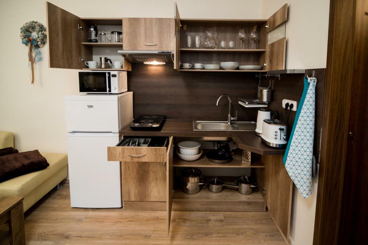 Nice Home To Stay At Prague Close To Castle With Terrace And Garden Buitenkant foto